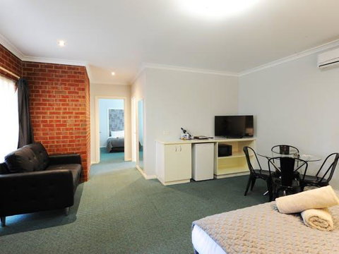 Golden Reef Motor Inn - QLD Tourism 1