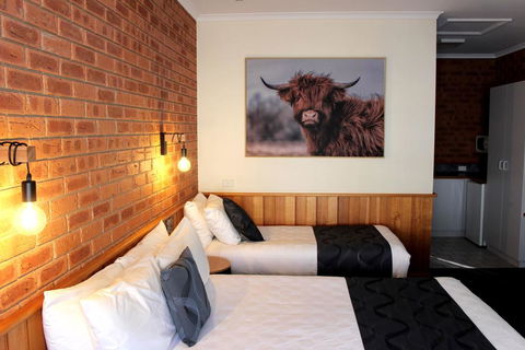 Golden River Motor Inn - QLD Tourism 3