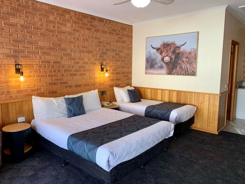 Golden River Motor Inn - QLD Tourism 0