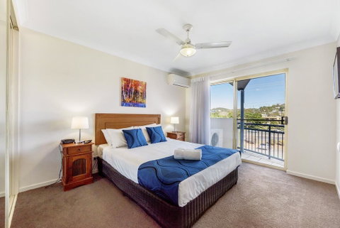 Golden Riviera Absolute Beachfront Resort - QLD Tourism 3