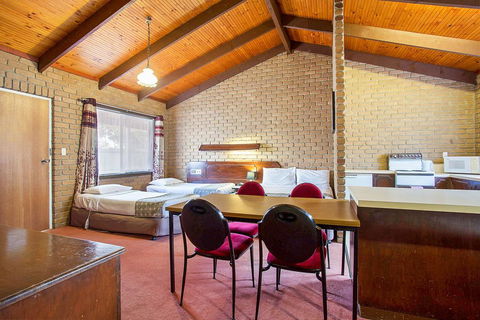 Goldfields Motel - QLD Tourism 3