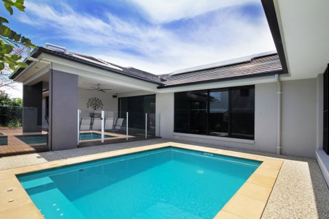 Grand Parade - QLD Tourism 0