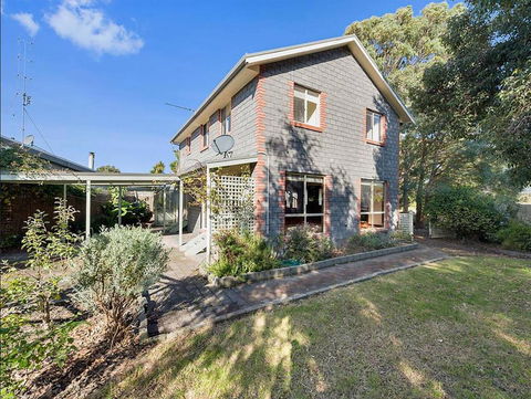 GUMS & ROSES - Family Home In The Heart Of Town. - QLD Tourism 1