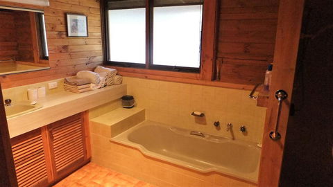 Gunyah Valley Retreat - Queensland Tourism 2