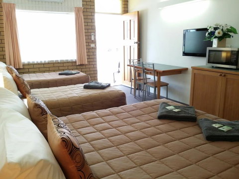 Guyra Motor Inn - QLD Tourism 0