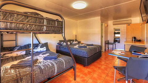 Halls Creek Motel - Queensland Tourism 3