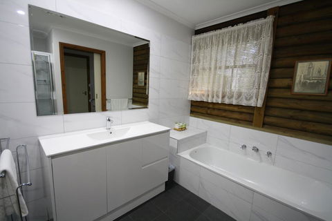 Halls Gap Log Cabins - QLD Tourism 2