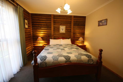 Halls Gap Log Cabins - QLD Tourism 3
