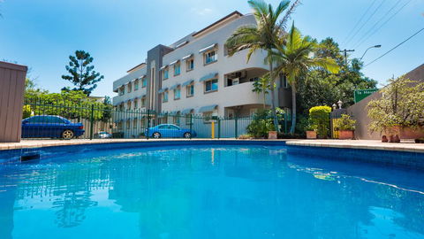 Hampton Court Apartments - QLD Tourism 0