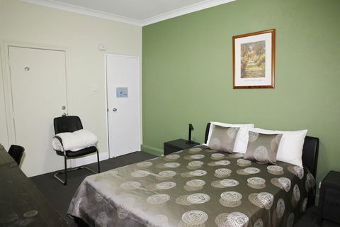 Hampton Court Apartments - QLD Tourism 1