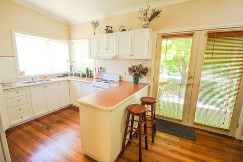Harrietville Cottage - Queensland Tourism 1