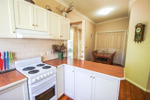 Harrietville Cottage - Queensland Tourism 3