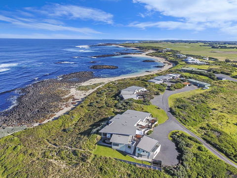 HEARN'S BEACHSIDE VILLA 2 - Queensland Tourism 3