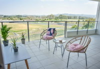 Heart Of the Sunny Coast - 2 Resort Pools Gym NOW OPEN Walk to Sunshine Plaza
