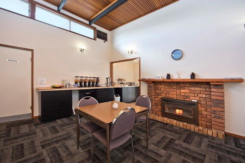 Hi Way Eight Motor Inn - QLD Tourism 1
