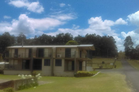 Hill Top Villas - QLD Tourism 1