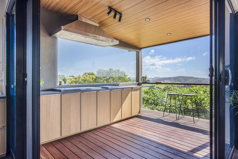 Hilltop Hideaway Luxury Style - QLD Tourism 2