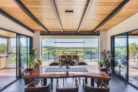 Hilltop Hideaway Luxury Style - QLD Tourism 1