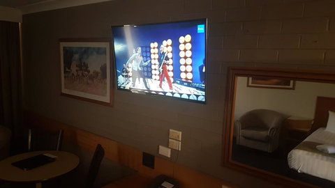 Hilltops Retreat Motor Inn - QLD Tourism 0