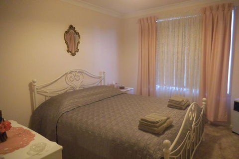Hillview B & B Forbes - QLD Tourism 3