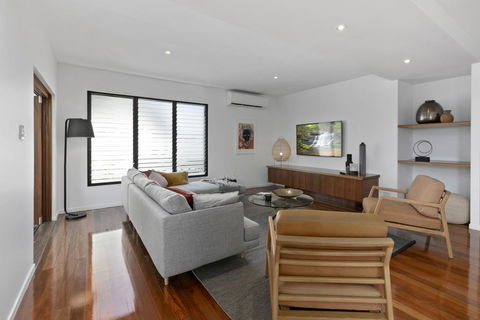 Holiday Hideaway, Sunshine Beach - QLD Tourism 3