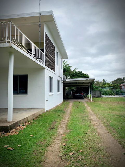 Holiday Rental - Huge House With Beach Views - QLD Tourism 3