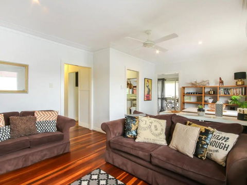 Homely Pembroke On The Park Cottage - QLD Tourism 0