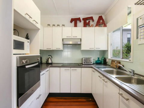 Homely Pembroke On The Park Cottage - QLD Tourism 1