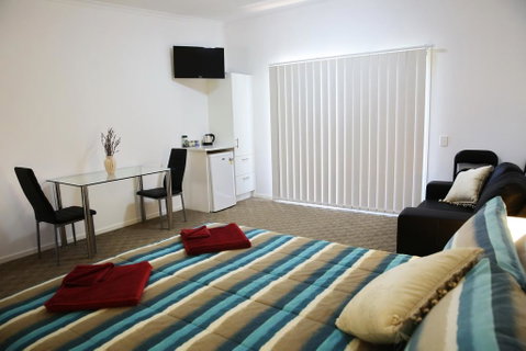Honeybee - Country Accommodation - QLD Tourism 0