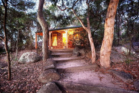 Honeysuckle Cottages - Queensland Tourism 1