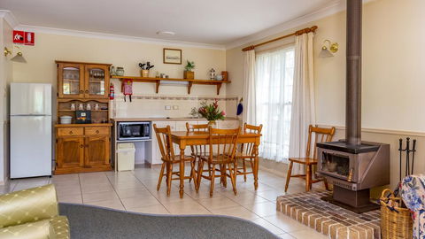 Honeysuckle Cottages - Queensland Tourism 2