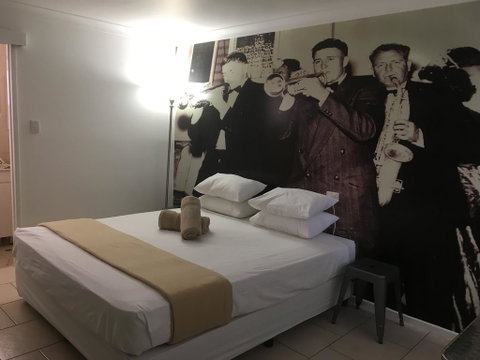 Hotel Corones - QLD Tourism 1