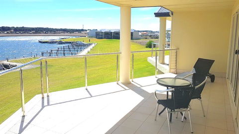 Island Waterfront Getaway - WiFi - QLD Tourism 0