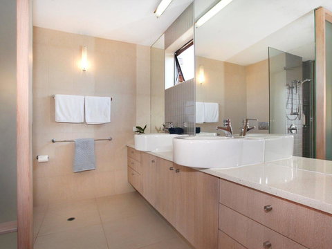 Jedda 5 - Oceanview 3 BDRM Penthouse With Rooftop Spa - Queensland Tourism 3