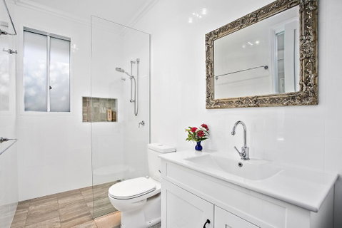 Jetty Splendour Guest Bedroom With Bathroom En-suite B'nB - QLD Tourism 3