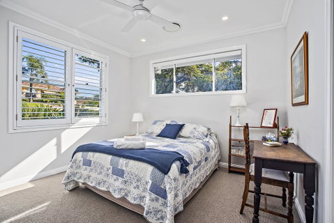 Jetty Splendour Guest Bedroom With Bathroom En-suite B'nB - QLD Tourism 0