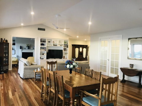 Jetty Splendour Guest Bedroom With Bathroom En-suite B'nB - QLD Tourism 2
