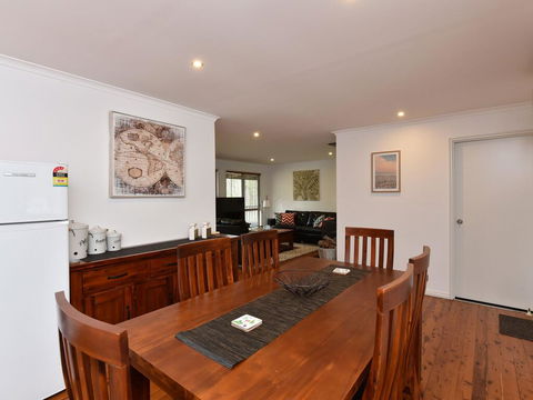 Kangaroo Cottage - Cute Accom In Bushland Setting - Queensland Tourism 2