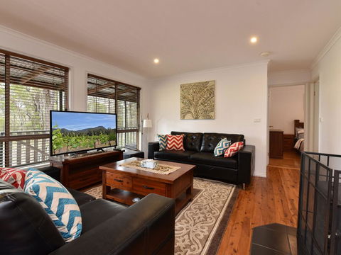 Kangaroo Cottage - Cute Accom In Bushland Setting - Queensland Tourism 3