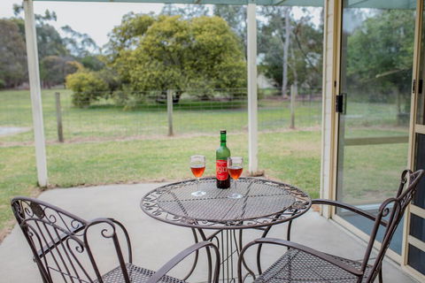 Karinya Cottage - Pet Friendly Country Retreat - QLD Tourism 0