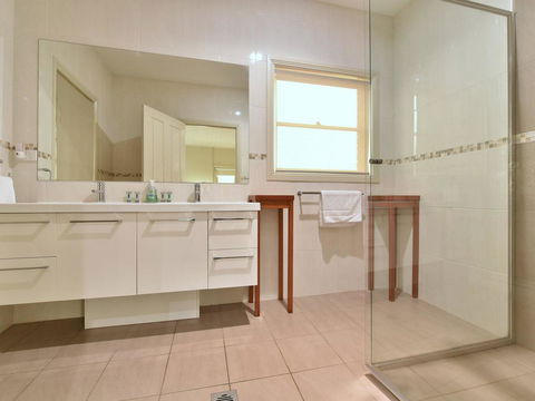 King I - You Can Honestly Walk To Bimbadgen And Hope Estate Concerts - Queensland Tourism 3