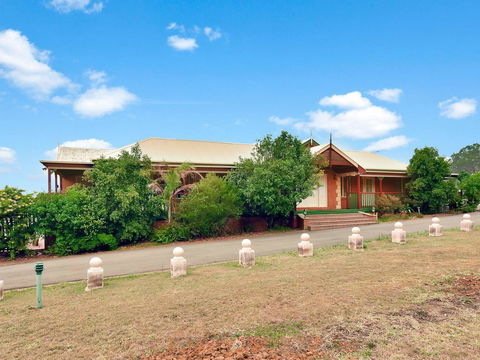 King II - You Can Honestly Walk To Bimbadgen And Hope Estate Concerts - Queensland Tourism 3