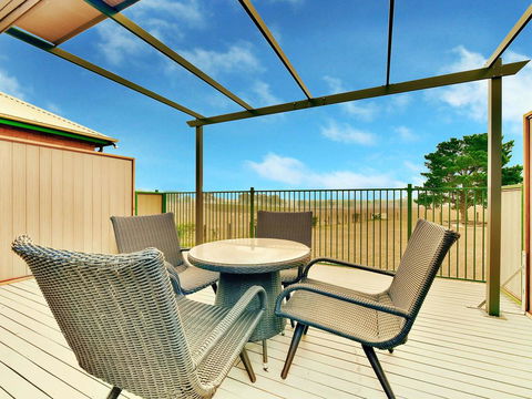 King II - You Can Honestly Walk To Bimbadgen And Hope Estate Concerts - Queensland Tourism 2