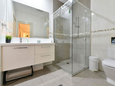 King II - You Can Honestly Walk To Bimbadgen And Hope Estate Concerts - Queensland Tourism 1