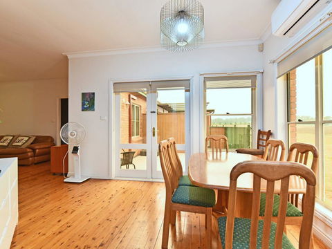 King III - You Can Honestly Walk To Bimbadgen And Hope Estate Concerts - Queensland Tourism 1