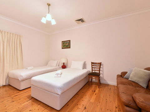 King III - You Can Honestly Walk To Bimbadgen And Hope Estate Concerts - Queensland Tourism 3