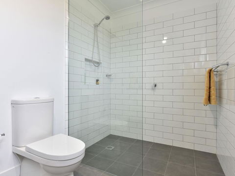 Kinloch Cottage Renovated To New On Daisy Hill Vineyard - QLD Tourism 0