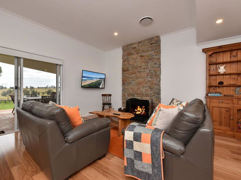 Kinloch Cottage Renovated To New On Daisy Hill Vineyard - QLD Tourism 3