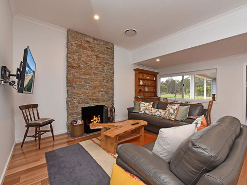 Kinloch Cottage Renovated To New On Daisy Hill Vineyard - QLD Tourism 2