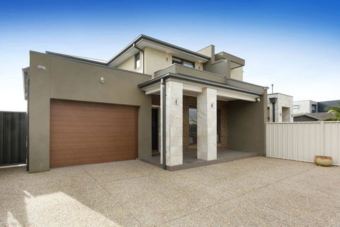 LA DOLCE VITA RETREAT - RYE - QLD Tourism 0